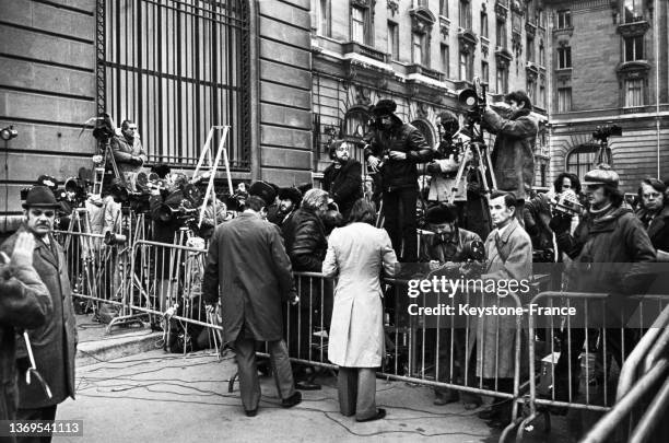 Foule de journalistes devant le centre de conférences internationales de l'avenue Kléber lors de la négociation des accords de Paix de Paris, le 23...