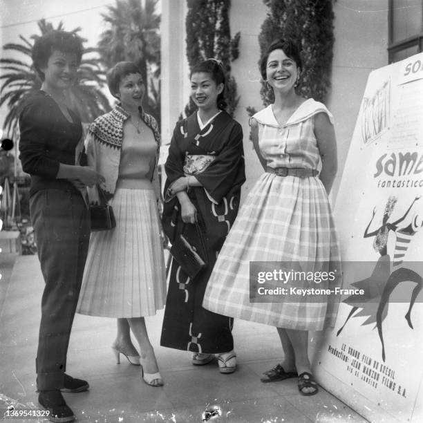 Margit Saad, Françoise Arnoul, Yako Tani et Haya Harareet posant devant le Palais du Festival de Cannes, le 5 mai 1955.