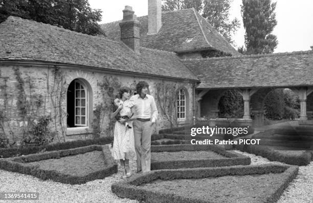 Gérard Lenorman et sa femme Caroline dans leur maison en Normandie en septembre 1975