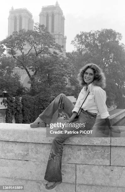 Actrice française Corinne Cléry devant la Cathédrale Notre-Dame de Paris en septembre 1975