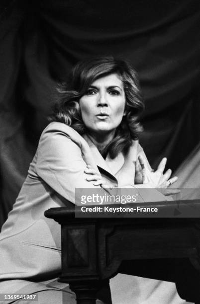 Martine Sarcey sur scène dans la pièce 'L'Homme en question', en décembre 1972, au théâtre de l'Atelier à Paris.