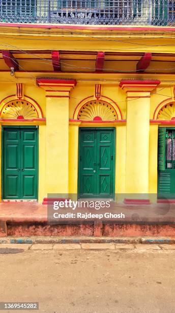 old style architecture building in kolkata - colors of india photos et images de collection