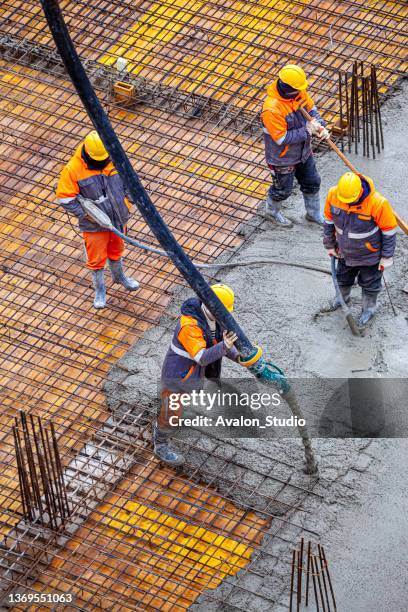 vertido de hormigón en el sitio de construcción. - mezclador-de-cemento fotografías e imágenes de stock