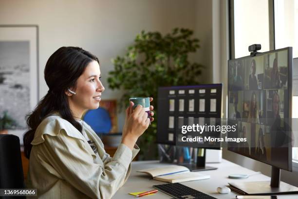 businesswoman having coffee during online meeting - webconferência - fotografias e filmes do acervo