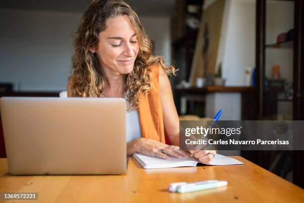 Writer With Computer 4,076 Author Computer Stock Photos, High-Res Pictures, and Images ...