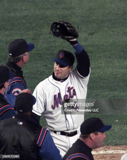 New York Mets third baseman Robin Ventura waves to the crowd at Shea Stadium in Flushing, New Yoro after the Mets win on April 16,2001.