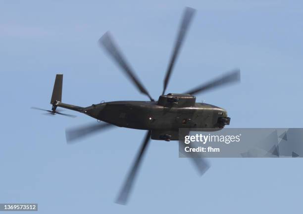 military helicopter in the sky - elicottero militare foto e immagini stock