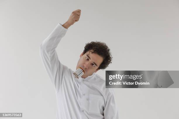 curly doctor with cigarettes in his mouth - hand with gift stock-fotos und bilder