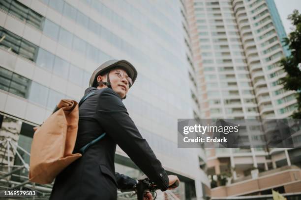 primera vez de hombre de negocios montando un e-scooter en la ciudad. - movilidad sostenible fotografías e imágenes de stock