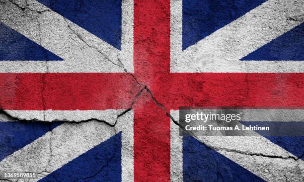 full frame photo of a weathered british (united kingdom, uk) flag (union jack) painted on a cracked wall. - bandera del reino unido fotografías e imágenes de stock