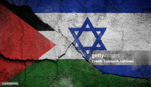 full frame photo of weathered palestine's and israel's flags painted on a cracked wall. - palestina foto e immagini stock