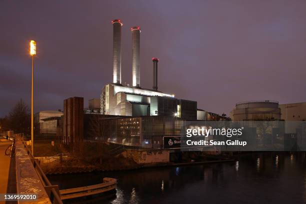 The natural-gas fuelled Heizkraftwerk Berlin-Mitte power and heating plant of Swedish energy company Vattenfall on February 9, 2022 in Berlin,...