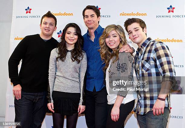 ICarly cast members Noah Munck, Miranda Cosgrove, Jerry Trainor, Jeanette McCurdy and Nathan Kress pose for a photo backstage at a special military...