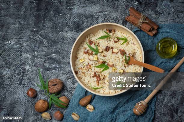 couscous with nuts and marijuana leaves. - 布格麥 個照片及圖片檔