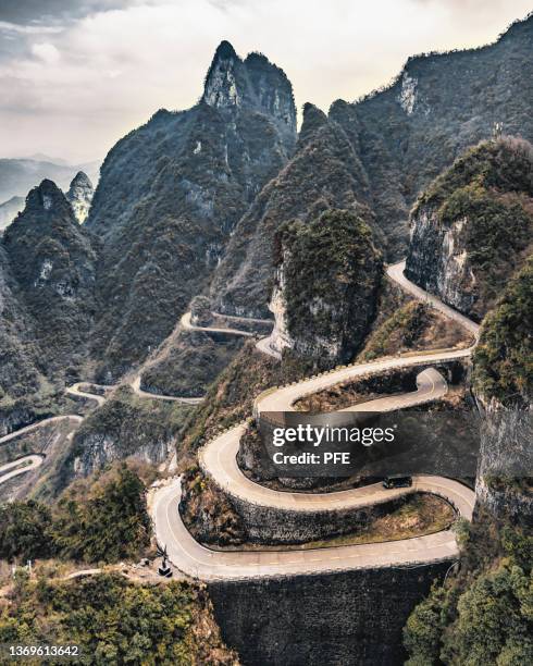 tianmen mountain cable car and roads - tianmen stock pictures, royalty-free photos & images