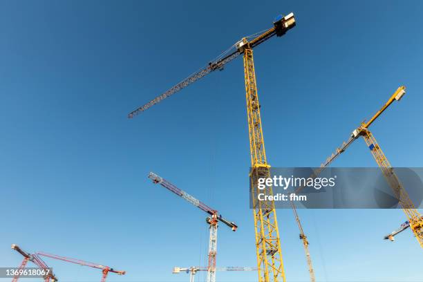 many large cranes - construction cranes stockfoto's en -beelden