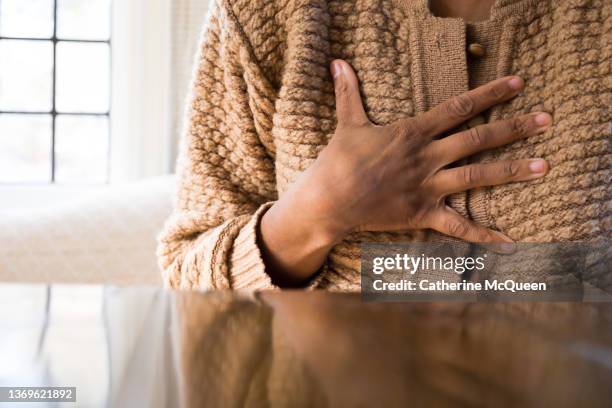 black woman experiences chest pain - chest pain stock-fotos und bilder