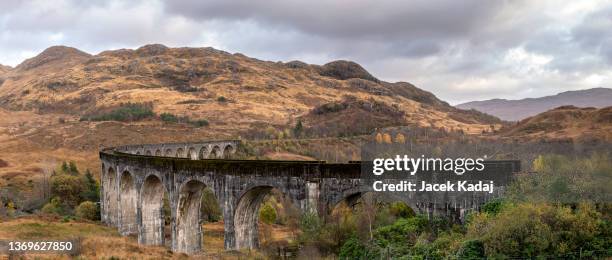 glenfinnan viaduct panorama in the scottish highlands - glenfinnan viaduct stockfoto's en -beelden