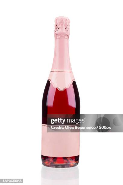 close up of champagne bottle,close-up of beer bottle against white background,moldova - champagne or photos et images de collection