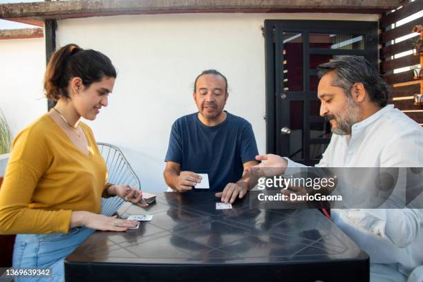 treffen von freunden auf der terrasse - card game mature people stock-fotos und bilder