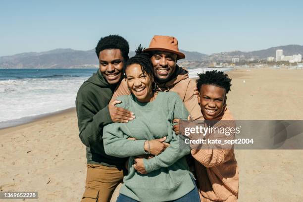 family with two kids on their  holidays in california near the ocean - mother photos 個照片及圖片檔