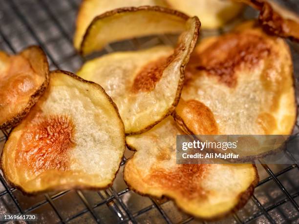 potato chips in airfryer - green apple slices stock pictures, royalty-free photos & images