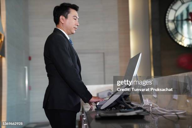 hotel receptionist . - hotel reopening stock pictures, royalty-free photos & images