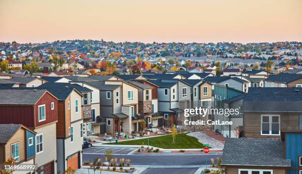 zona residencial con múltiples viviendas en colorado, ee.uu. al amanecer - colorado fotografías e imágenes de stock