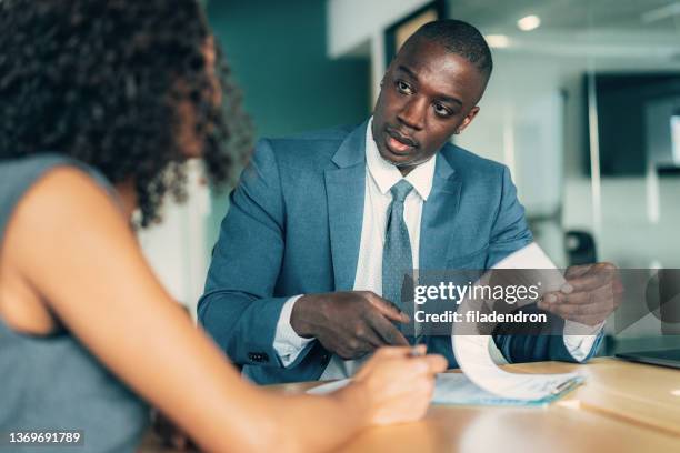 réunion d'affaires - businessman talking project photos et images de collection