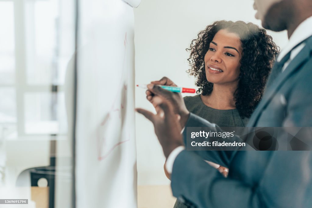 Geschäftskollegen diskutieren Ideen