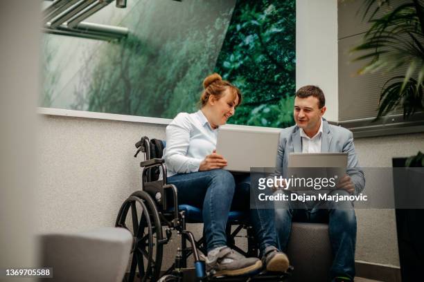 arbeiten im rollstuhl - handicapped adults stock-fotos und bilder