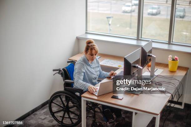 lavorare in sedia a rotelle - segnale per disabili foto e immagini stock