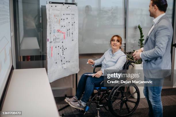 trabajar en silla de ruedas - disabled sign fotografías e imágenes de stock