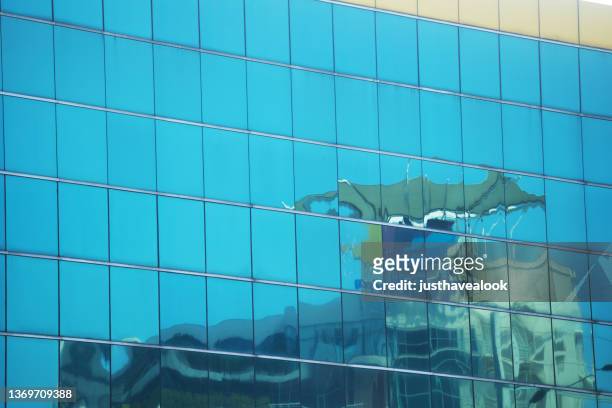 riflessione nella facciata vetrata del moderno edificio per uffici - fensterfront foto e immagini stock