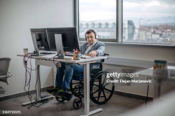 travailler en fauteuil roulant - accessibilité aux personnes handicapées photos et images de collection