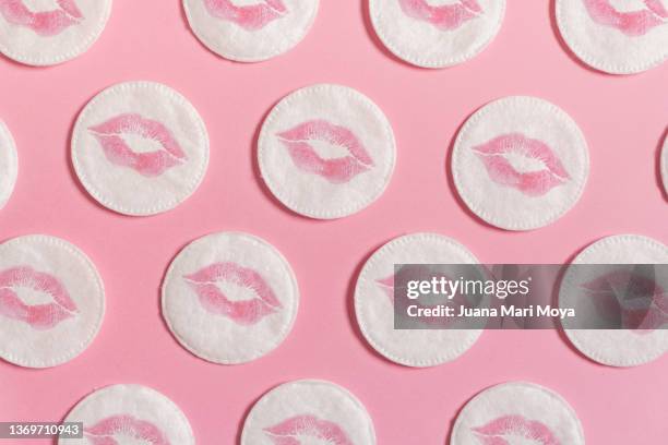 pattern of cotton pads to remove makeup, on a pink background - pintalabios rosa fotografías e imágenes de stock
