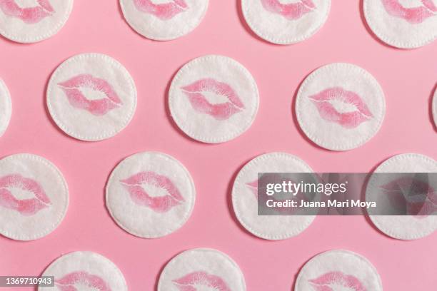 pattern of cotton pads to remove makeup, on a pink background - démaquillant photos et images de collection