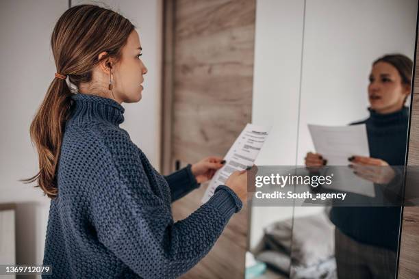 woman rehearsing speech - mirrors stockfoto's en -beelden