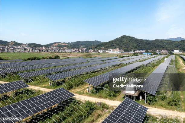 aerial view of the farm's solar power plant - comercio de derechos de emisión fotografías e imágenes de stock