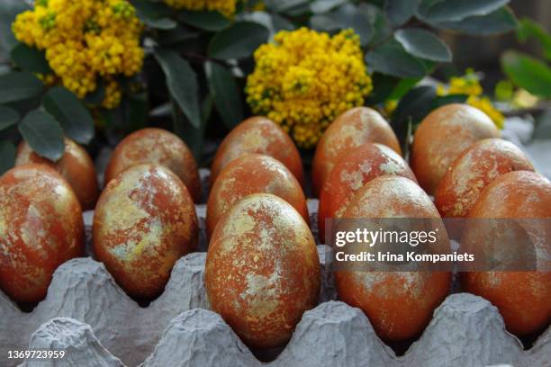 golden easter eggs close up. - orthodox easter stock-fotos und bilder