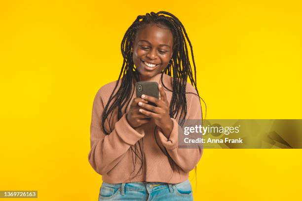 feliz adolescente saltando - black girls fotografías e imágenes de stock