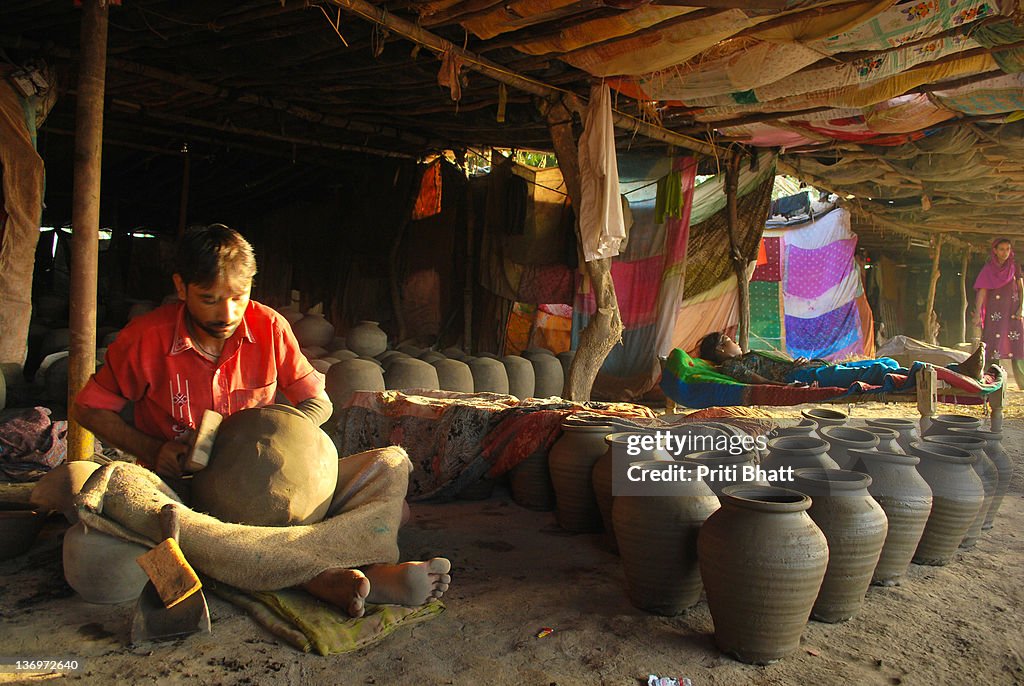 Potter sells pot in market