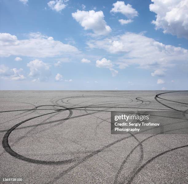 car tire marks with rubber drift traces on asphalt - neige fraîche photos et images de collection