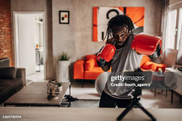 boxer learning how to box online - dreadlocks bildbanksfoton och bilder