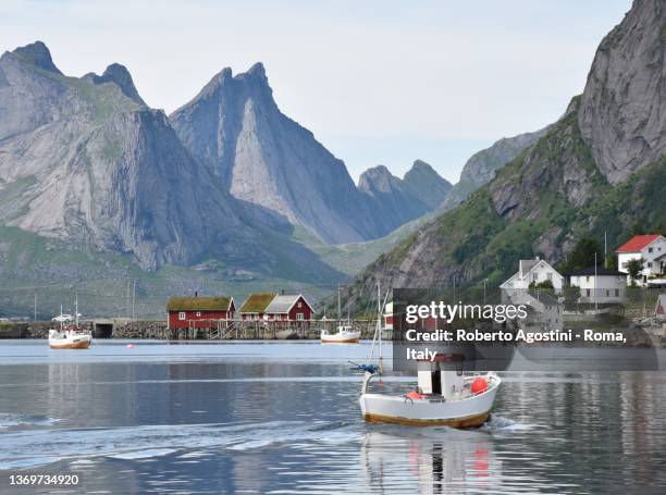 sailing in the reine lagoon in the lofoten islands - regal barca stock pictures, royalty-free photos & images