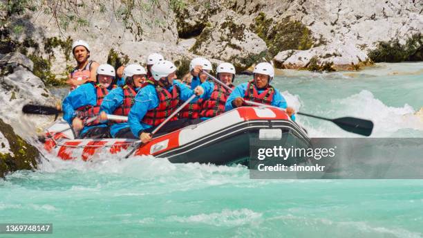 balseros de aguas bravas remando su balsa en el río - bote neumático fotografías e imágenes de stock