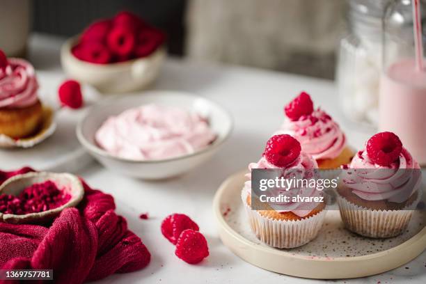 cupcake al lampone appena fatti sul tavolo della cucina - raspberry foto e immagini stock