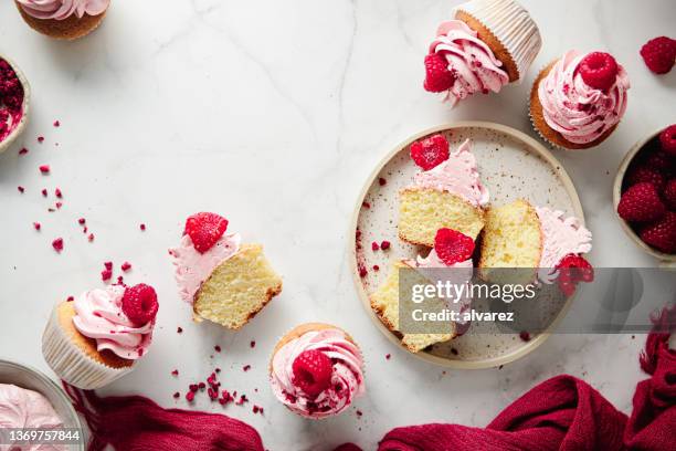 leckere himbeer-cupcakes verzehrfertig - cake from above stock-fotos und bilder