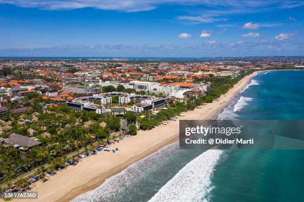 aerial view of the famous kuta beach in southern bali in indonesia - denpasar photos et images de collection