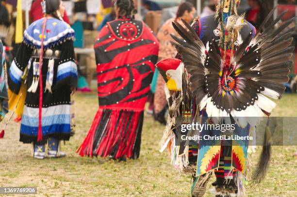 pow wow at oppenheimer park - dansa ceremoniell dans bildbanksfoton och bilder